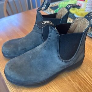 Blundstone 550 Women’s Chelsea Boots in Rustic Black, size 4.5/7.5